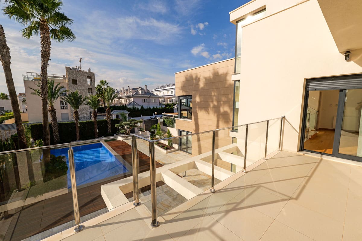 villa en Torrevieja – Ref. 44044309-01