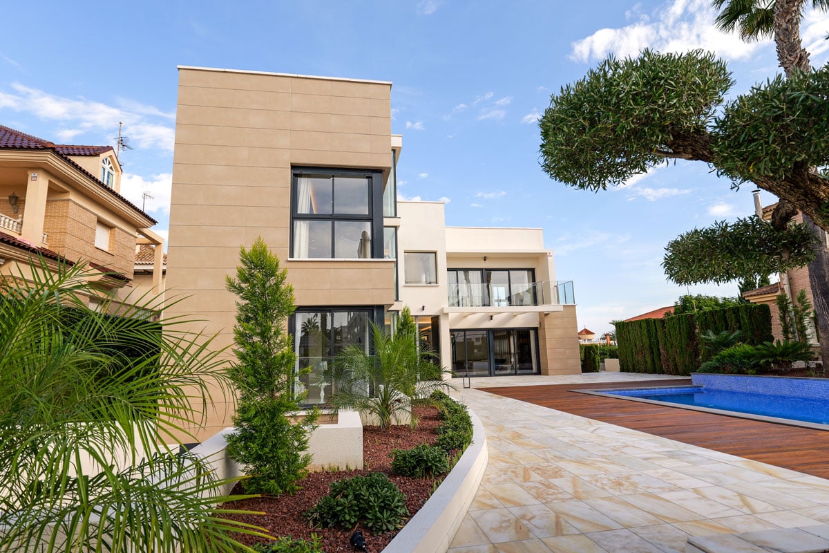 villa en Torrevieja – Ref. 44044309-01