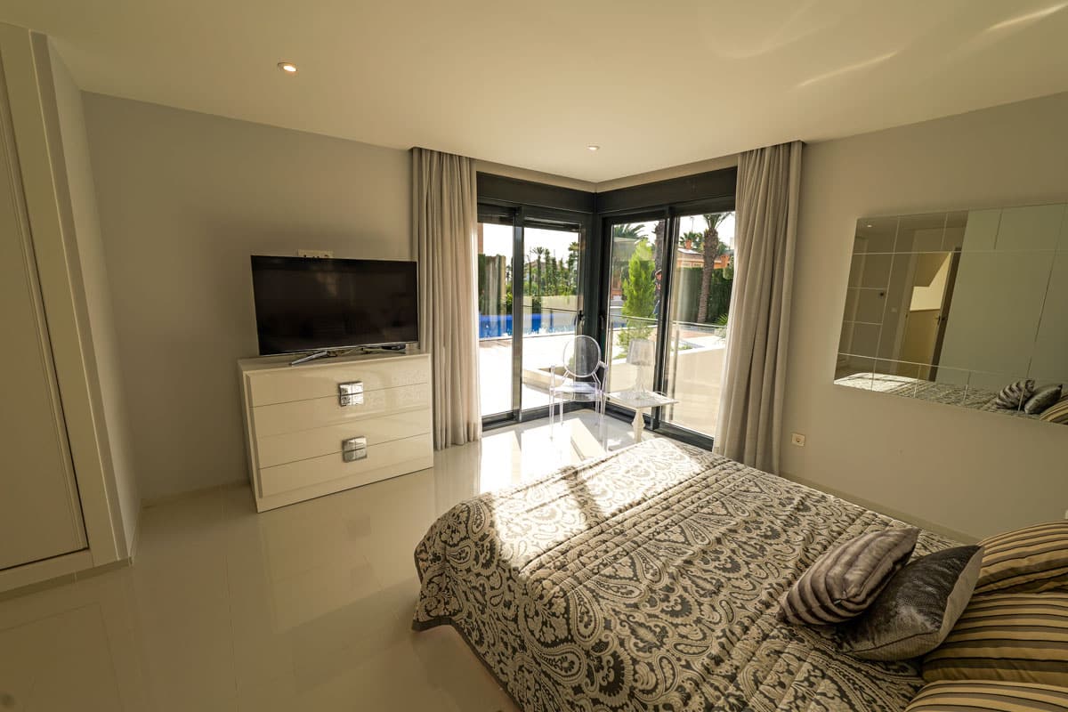 villa en Torrevieja – Ref. 44044309-01